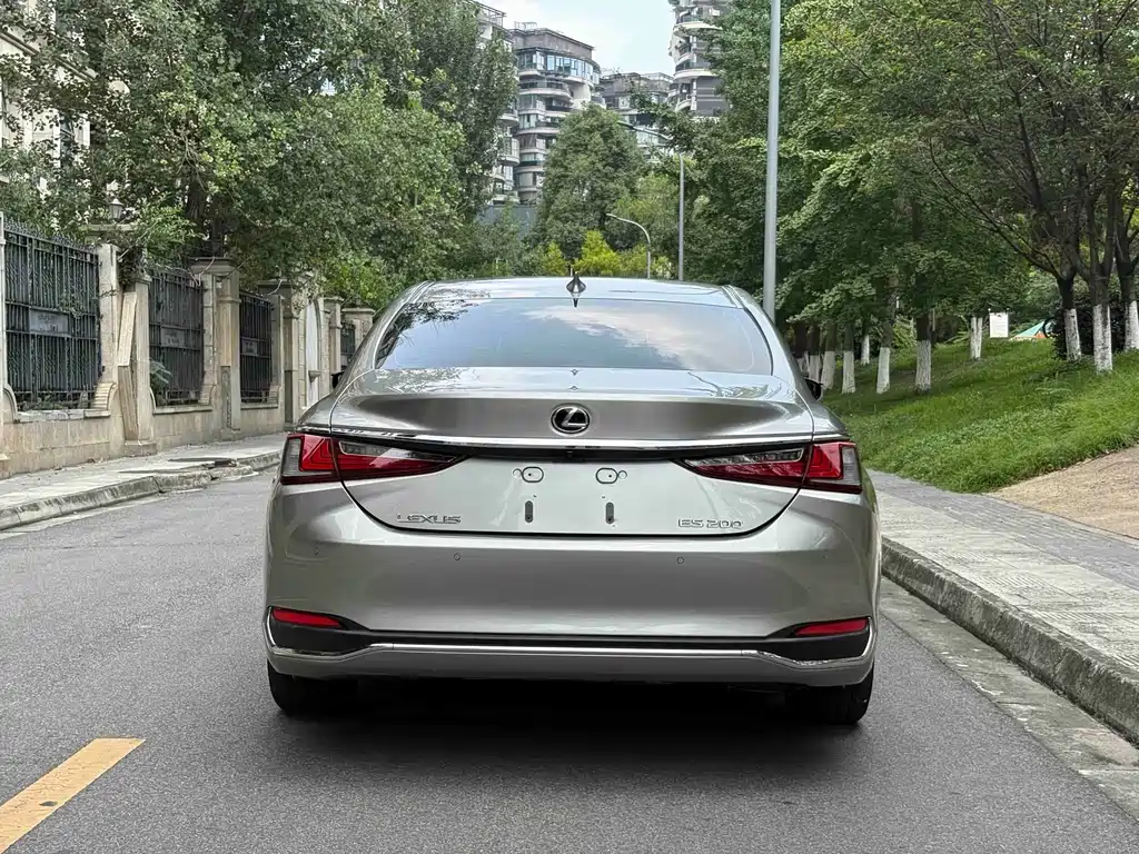 Lexus ES 2020
