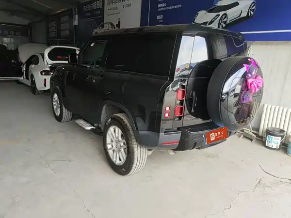 Land Rover Defender 2025