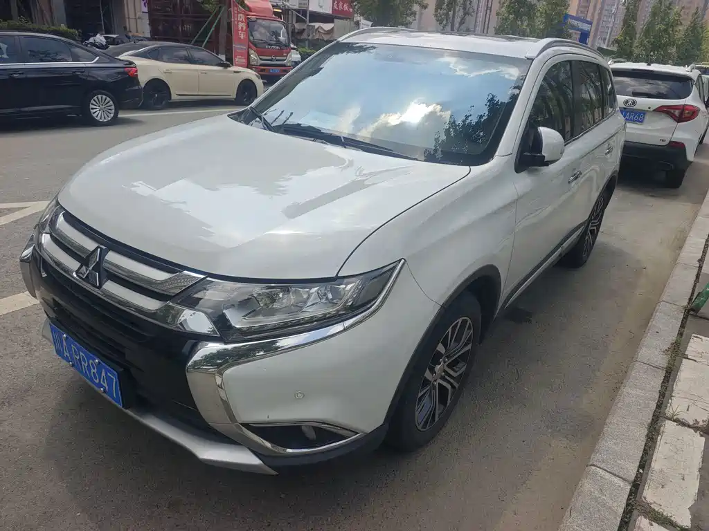 Mitsubishi Outlander 2018 — фото 1