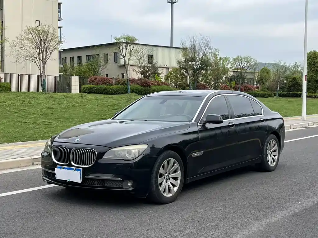 BMW 7 Series 2011 — фото 1