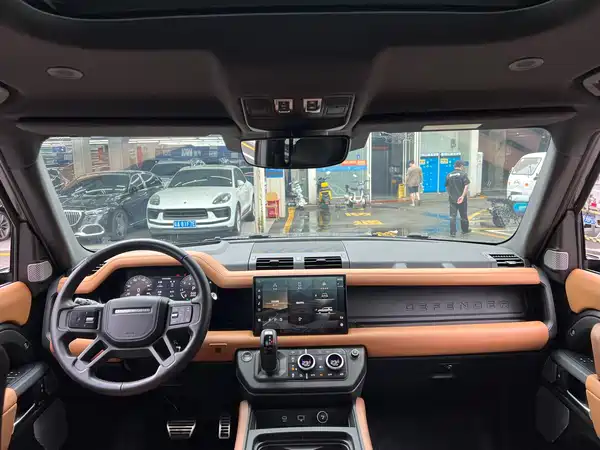 Land Rover Defender 2023