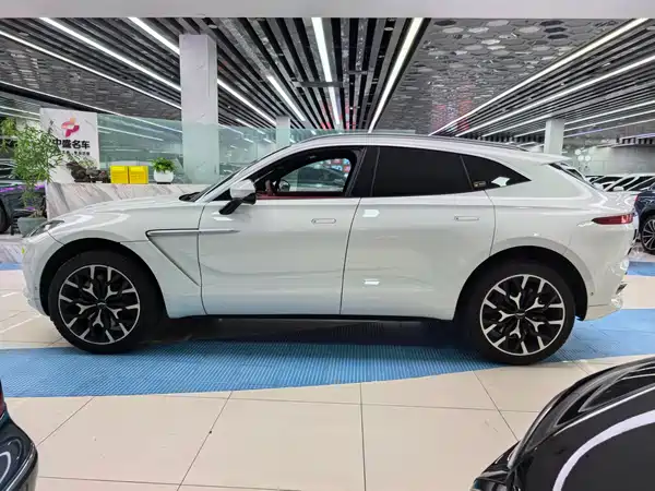 Aston Martin DBX 2021