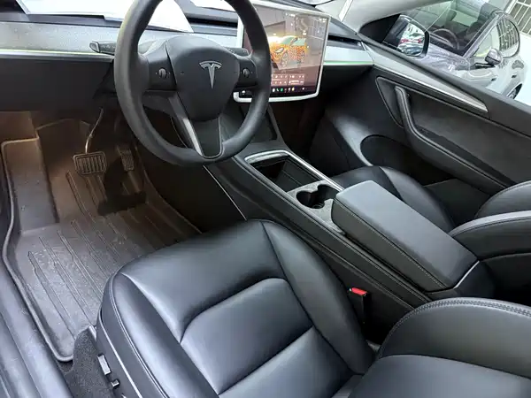Tesla Model Y 2025