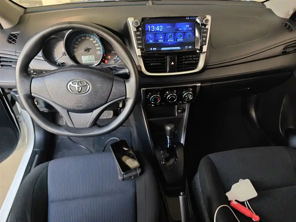 Toyota Yaris L 2019 — фото 10