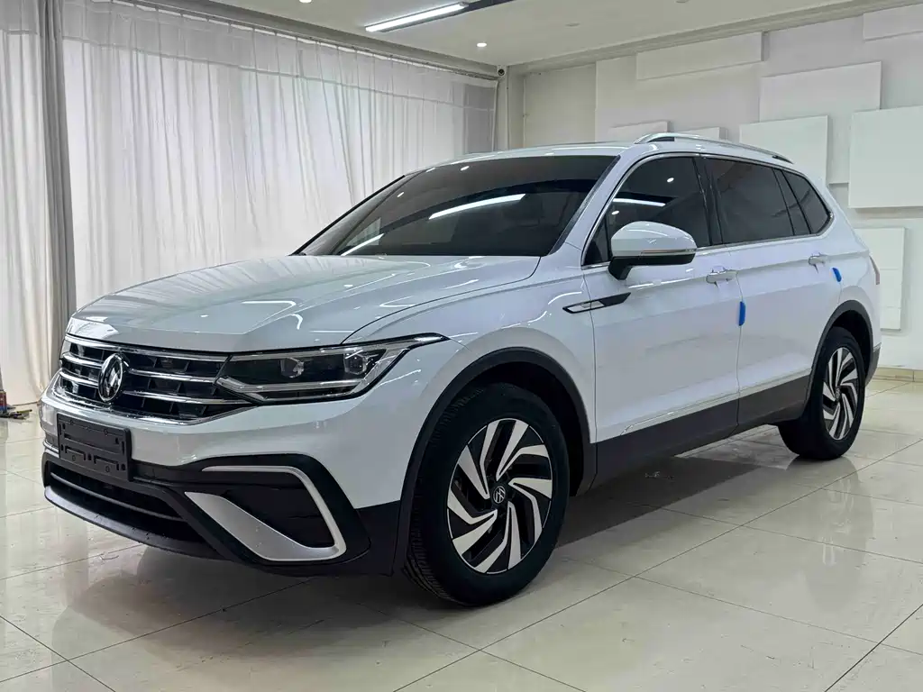 Volkswagen Tiguan L 2022 — фото 1