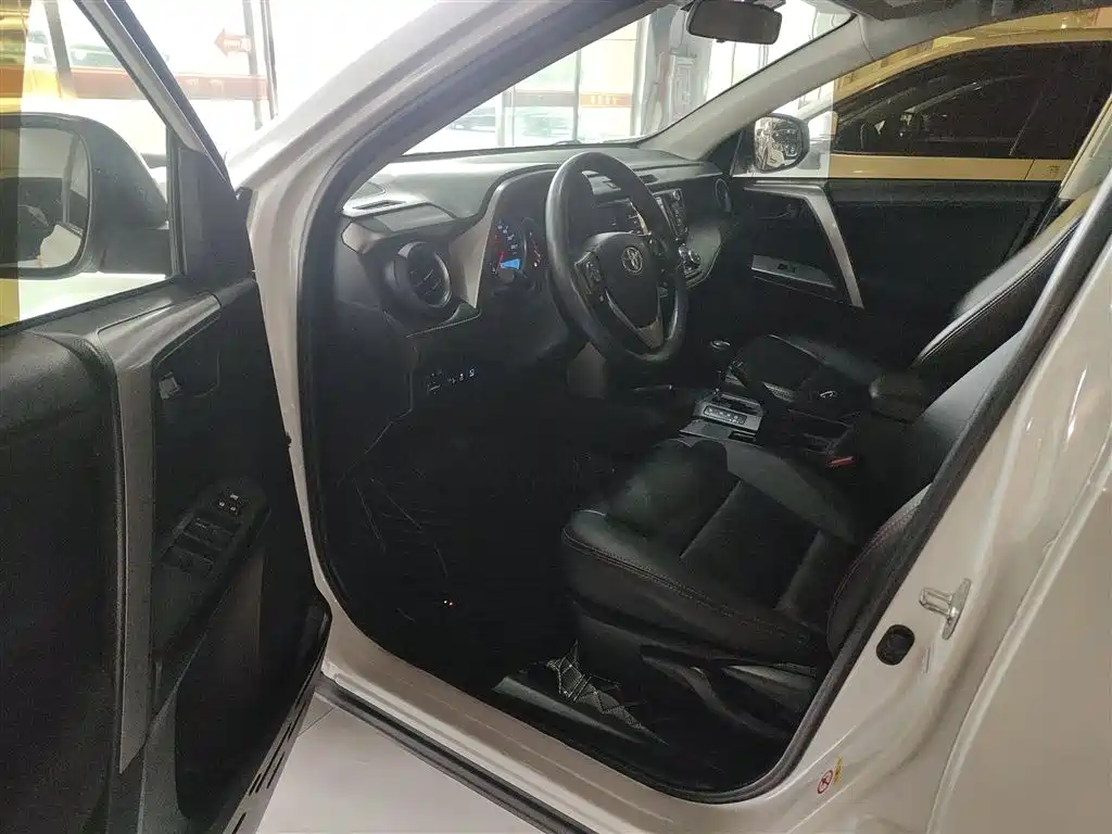 Toyota RAV4 2018 — фото 16