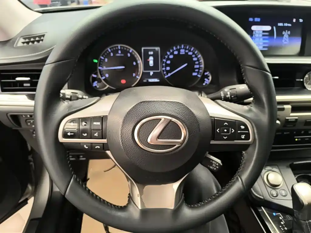 Lexus ES 2017 — фото 11