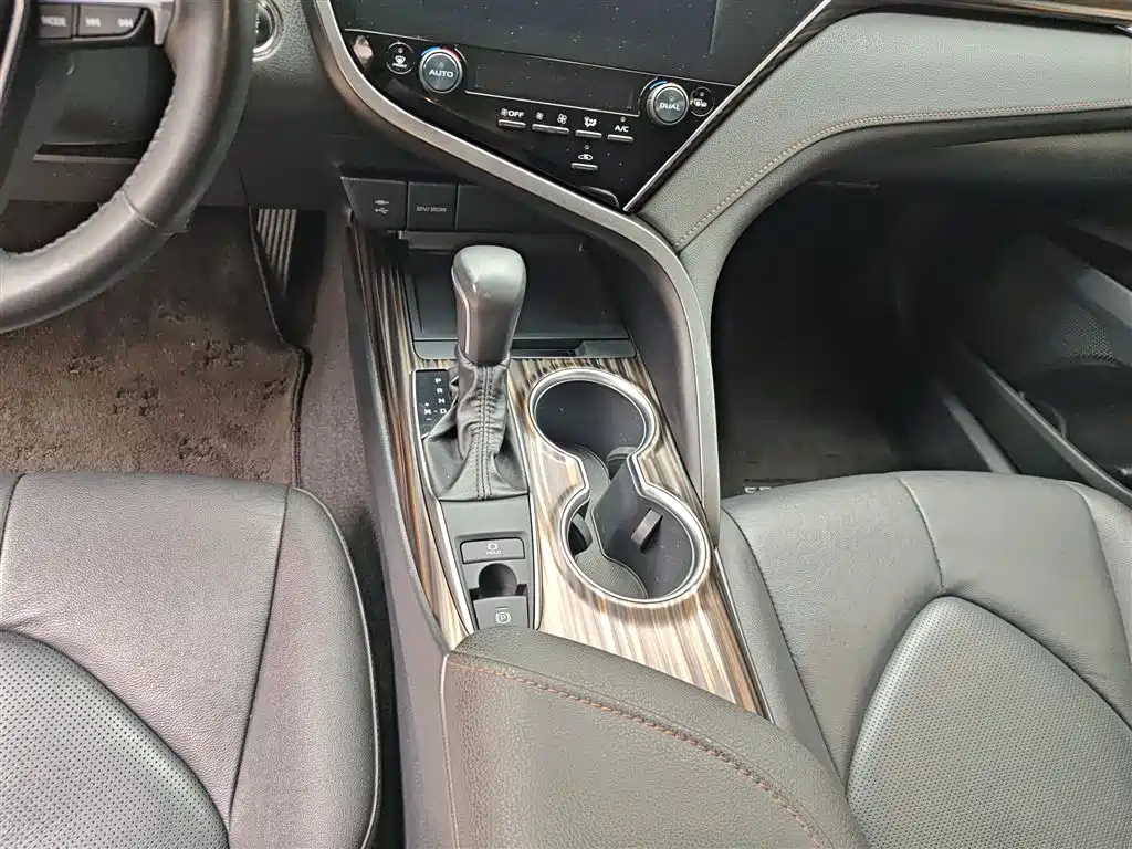 Toyota Camry 2020 — фото 10