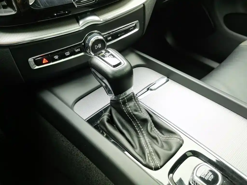 Volvo XC60 2021 — фото 20