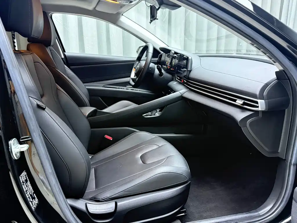 Hyundai Elantra 2022 — фото 17