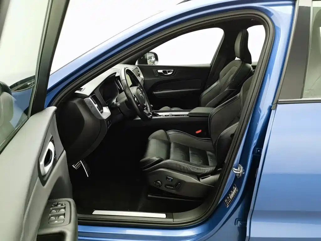 Volvo XC60 2021 — фото 10