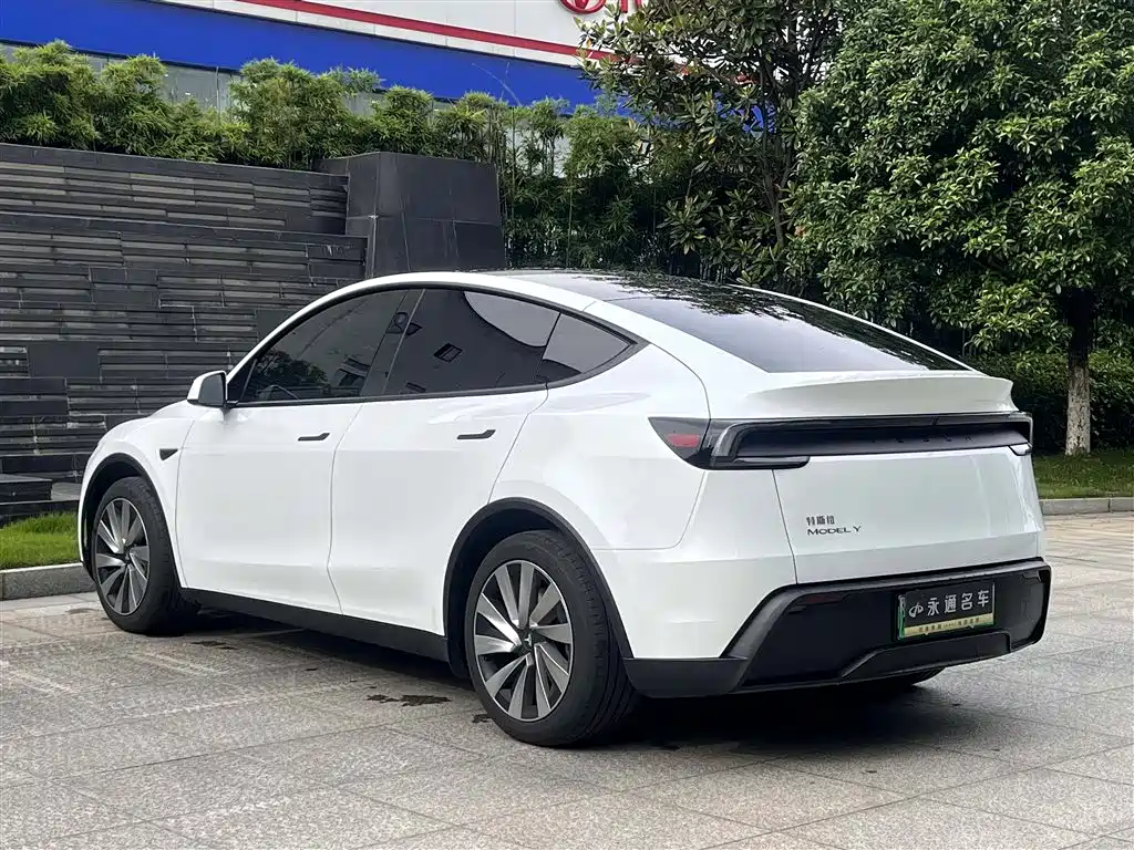 Tesla Model Y 2026 — фото 12
