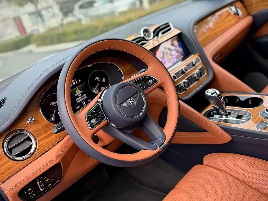 Bentley Bentayga 2021 — фото 3