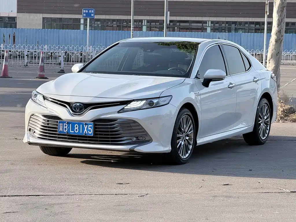 Toyota Camry 2021 — фото 1
