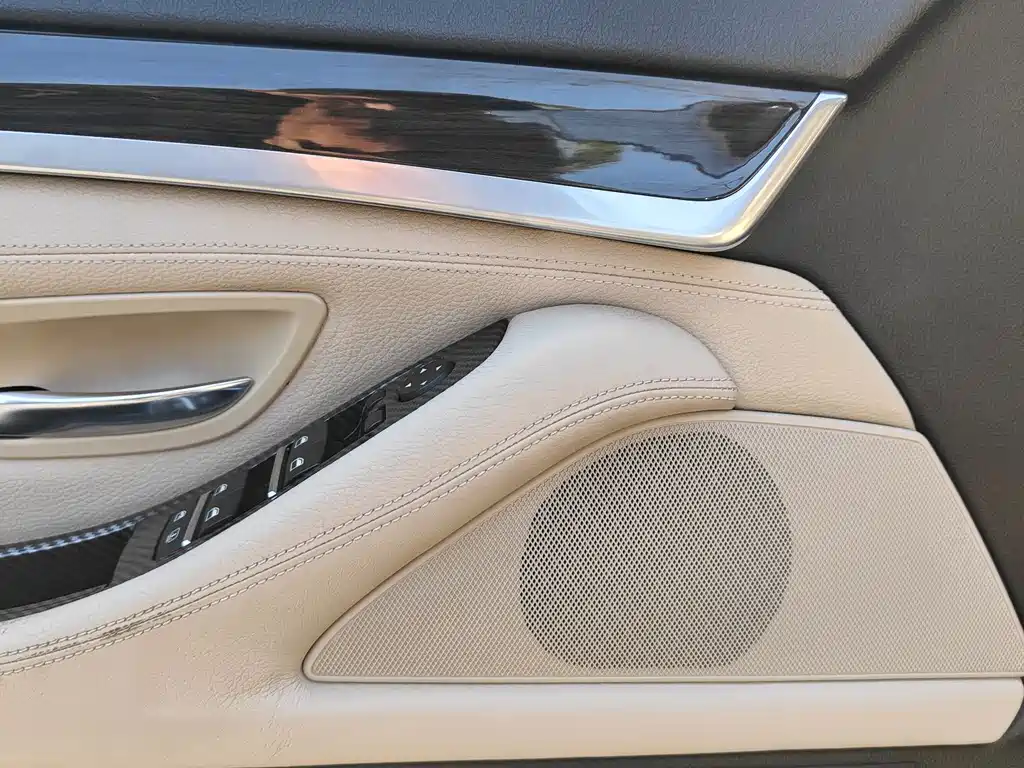 BMW 5 Series 2011 — фото 11