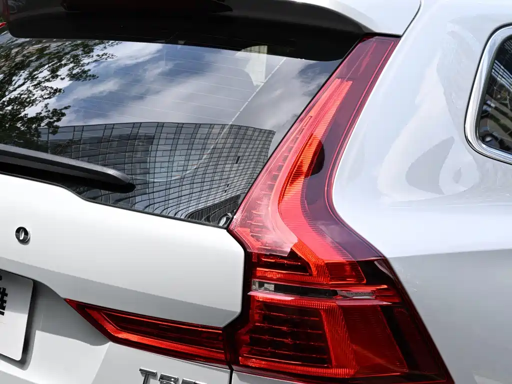 Volvo XC60 2020 — фото 12