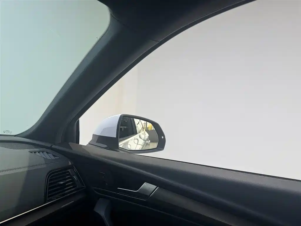 Audi Q5L Sportback 2023 — фото 8