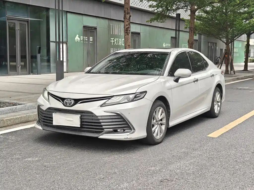 Toyota Camry 2022 — фото 1