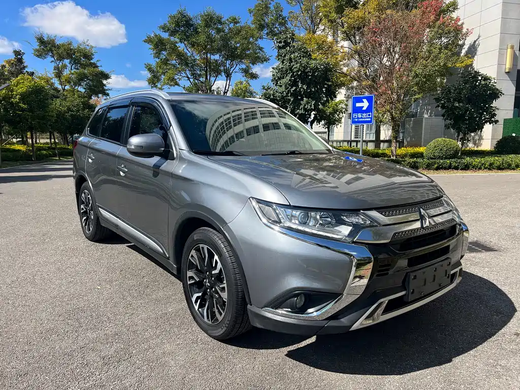 Mitsubishi Outlander 2020 — фото 3