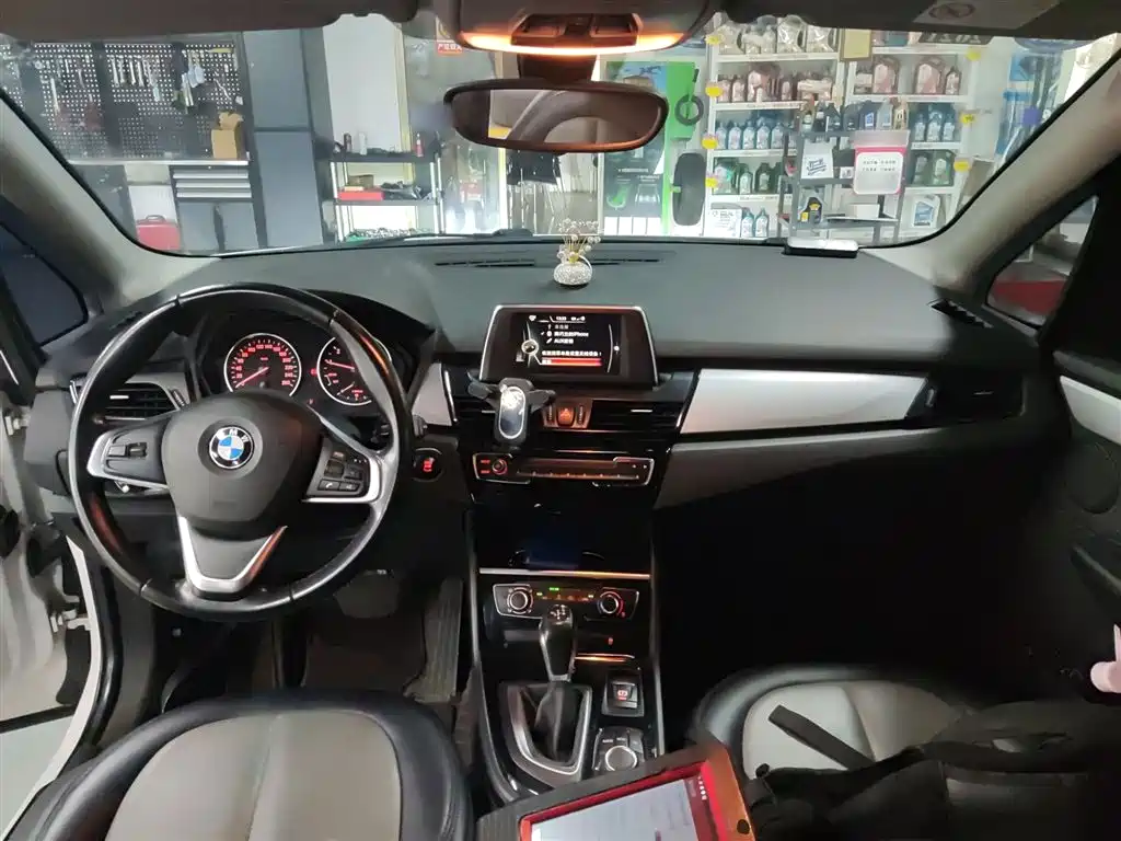 BMW 2 Series Active Tourer 2017 — фото 10