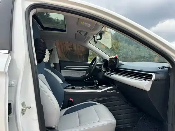 Geely Emgrand 2022