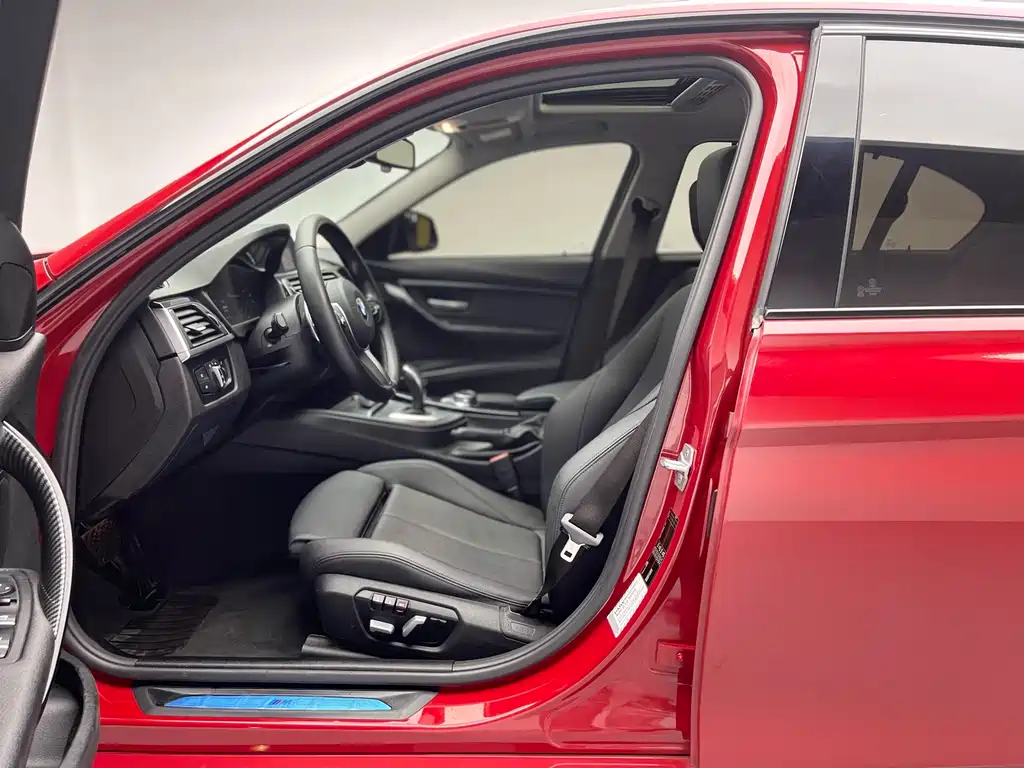 BMW 3 Series 2018 — фото 11