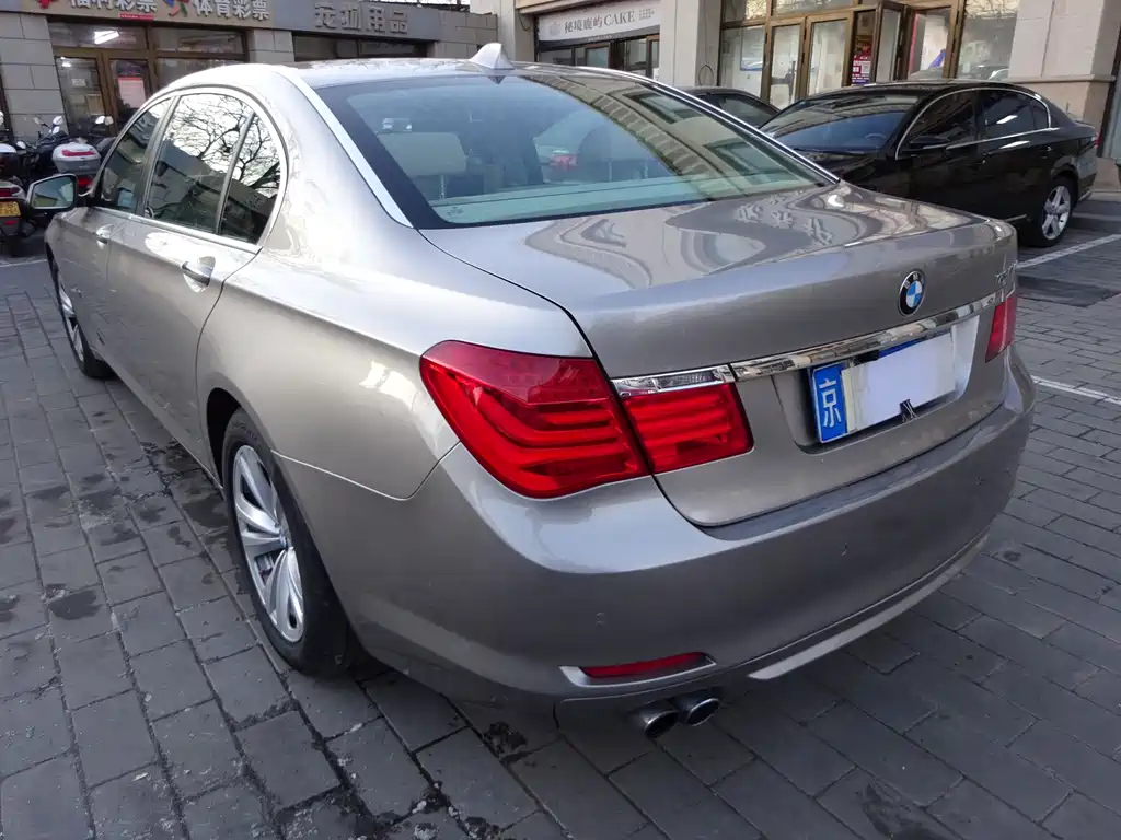 BMW 7 Series 2011 — фото 9