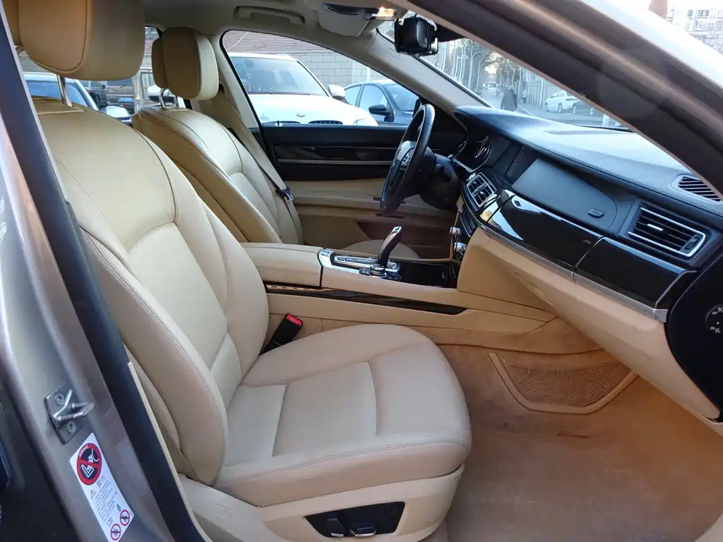 BMW 7 Series 2011 — фото 19
