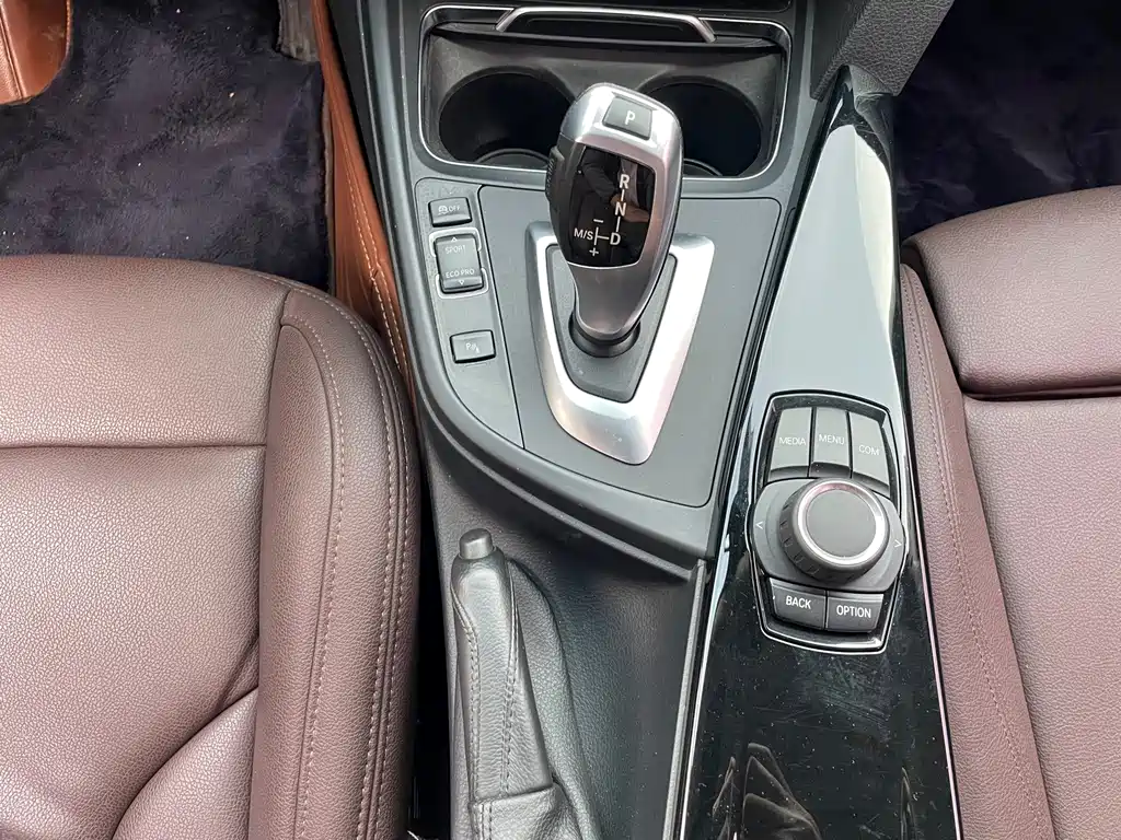 BMW 3 Series 2018 — фото 19