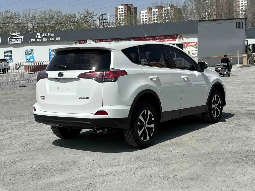 Toyota RAV4 2018 — фото 9