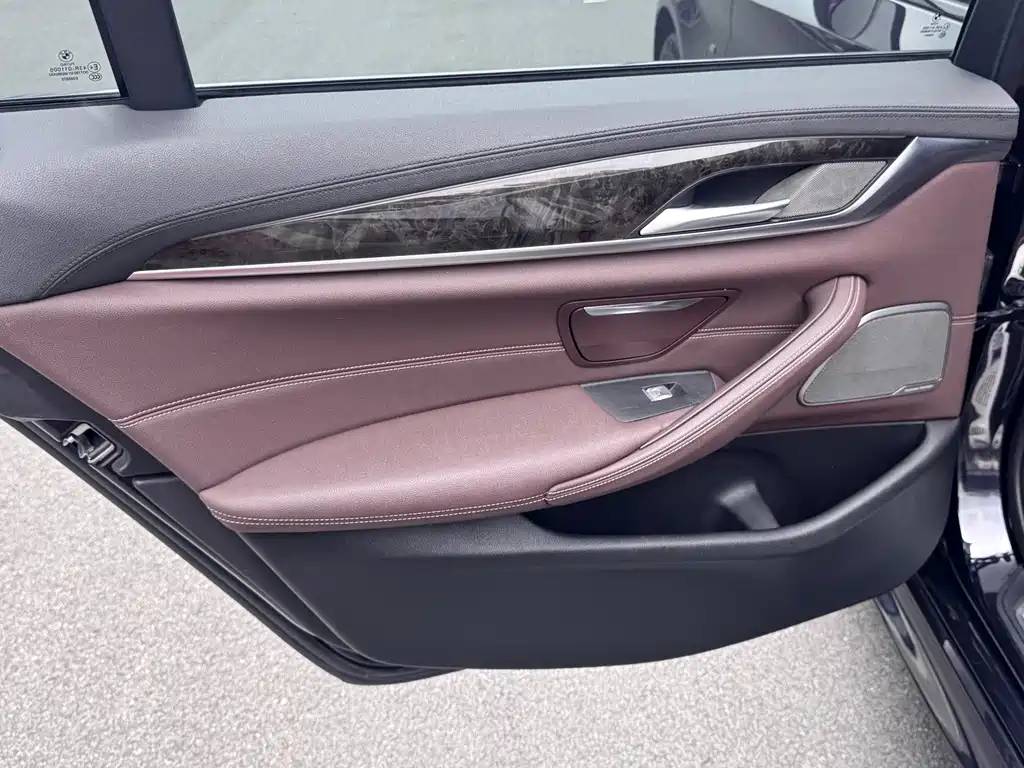 BMW 5 Series 2018 — фото 11