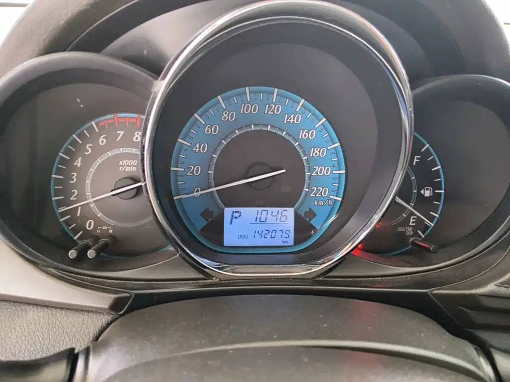 Toyota Yaris L 2015 — фото 12