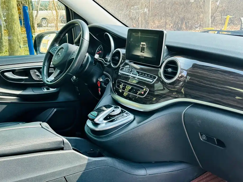 Mercedes-Benz V-Class 2018 — фото 20