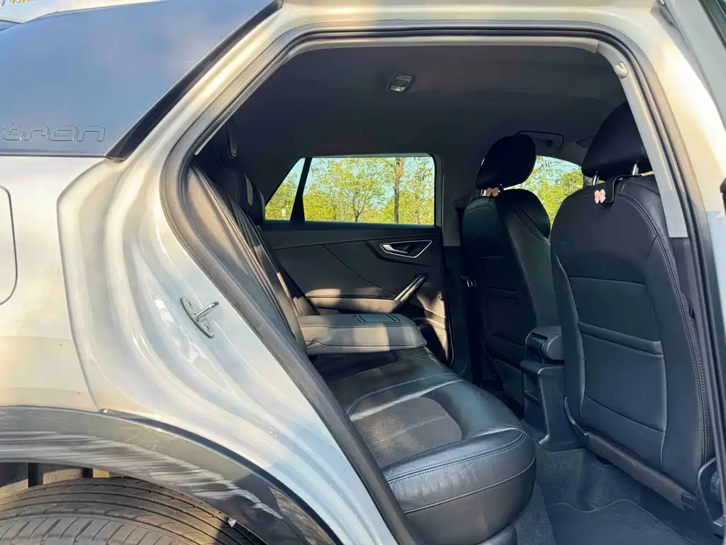 Audi Q2L e-tron 2020 — фото 11