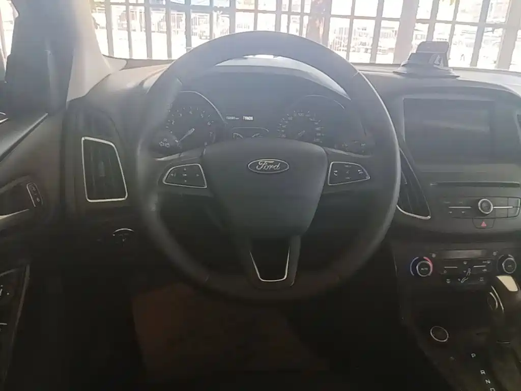 Ford Focus 2017 — фото 11