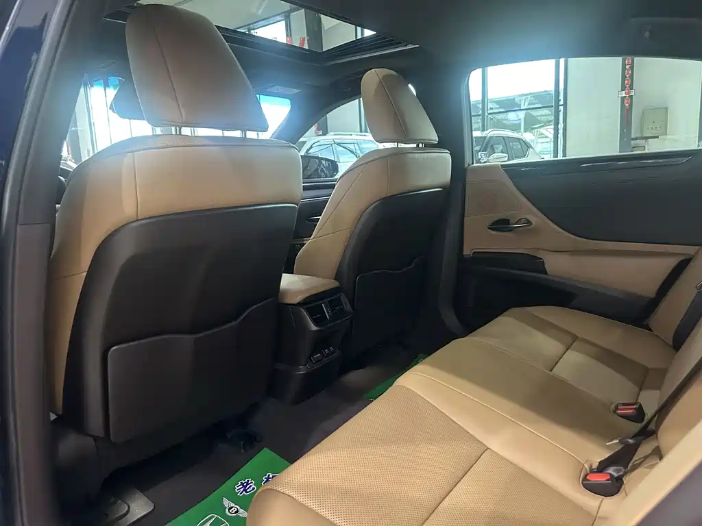 Lexus ES 2019