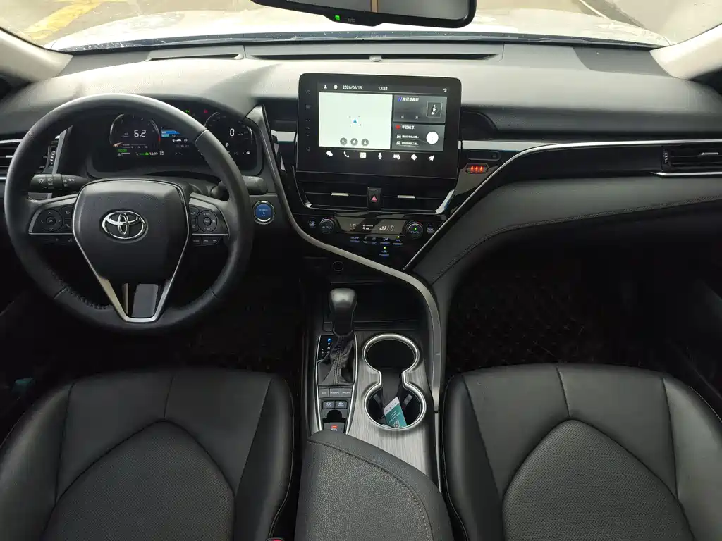 Toyota Camry 2023 — фото 11