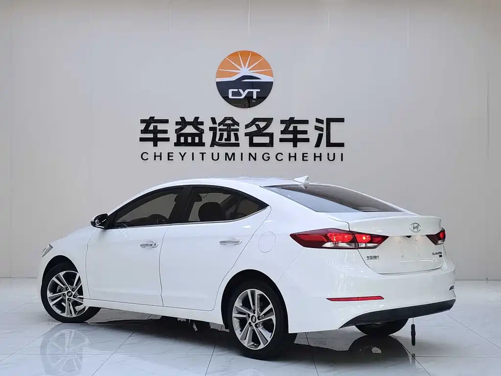 Hyundai Elantra 2019 — фото 12
