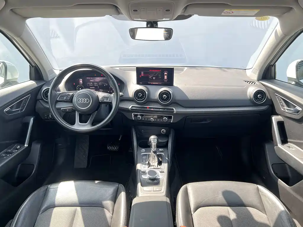Audi Q2L e-tron 2020 — фото 6