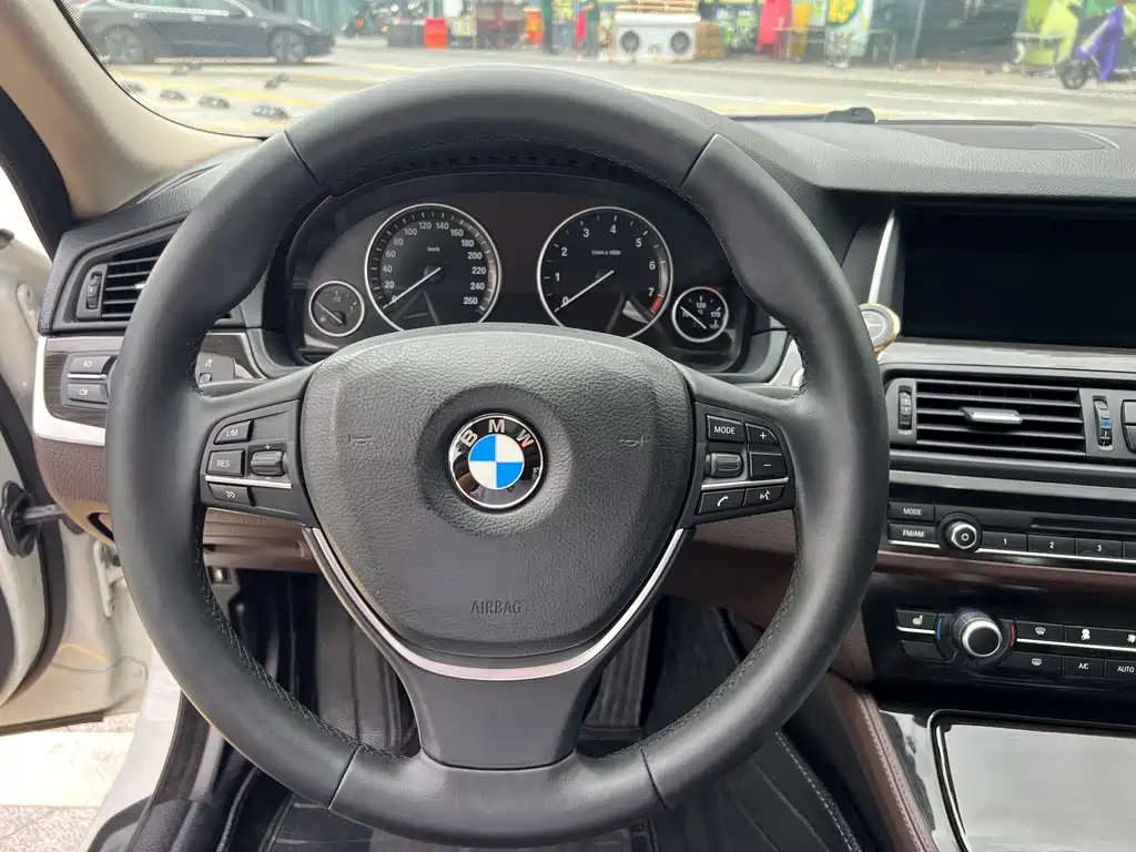 BMW 5 Series 2015 — фото 20