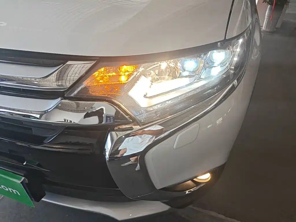 Mitsubishi Outlander 2017 — фото 24