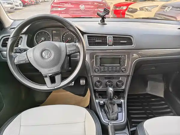 Volkswagen Cross Lavida 2015