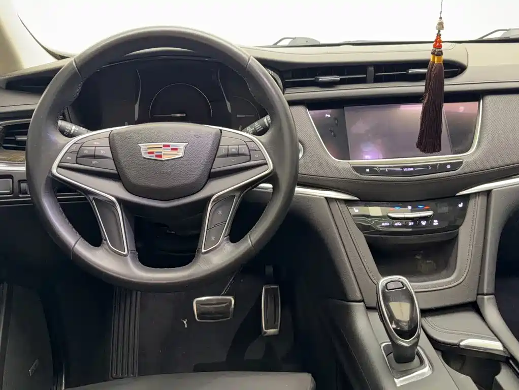 Cadillac XT5 2017 — фото 14