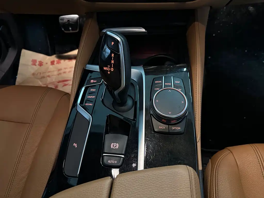 BMW 5 Series 2018 — фото 9