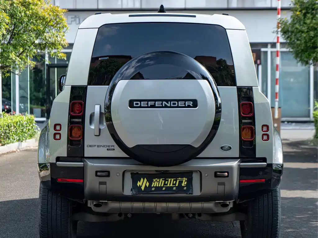 Land Rover Defender 2023 — фото 13
