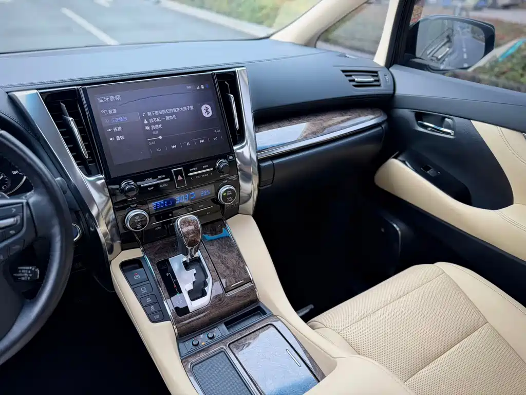 Toyota Alphard 2022 — фото 9