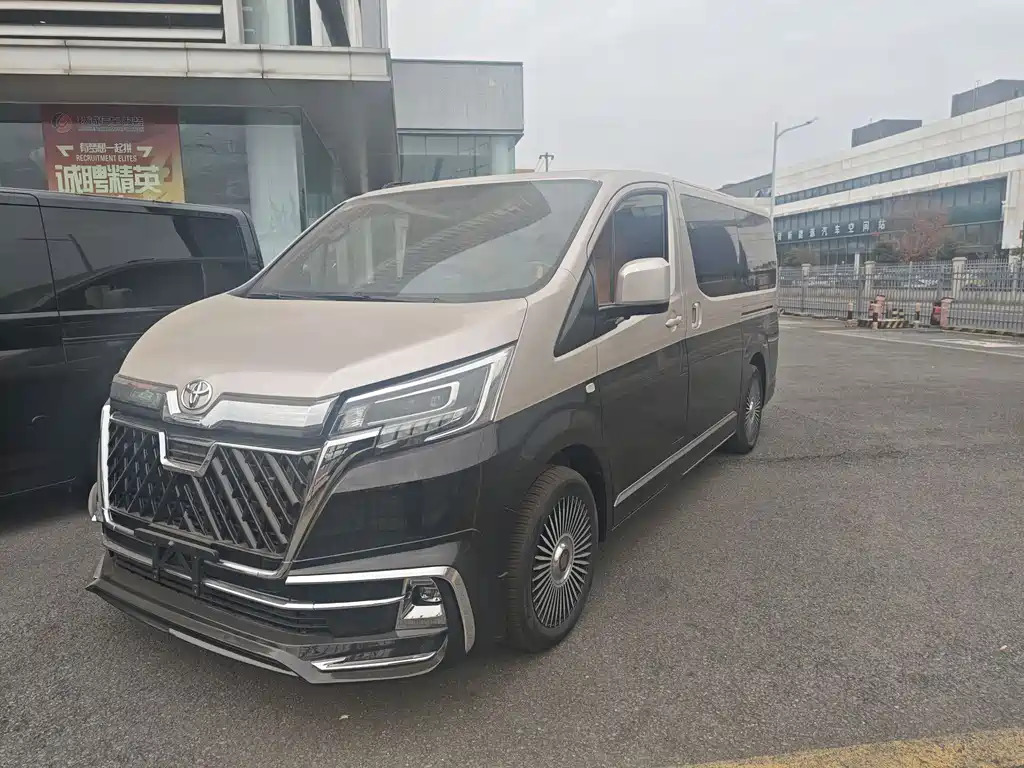 Toyota Hiace — фото 1