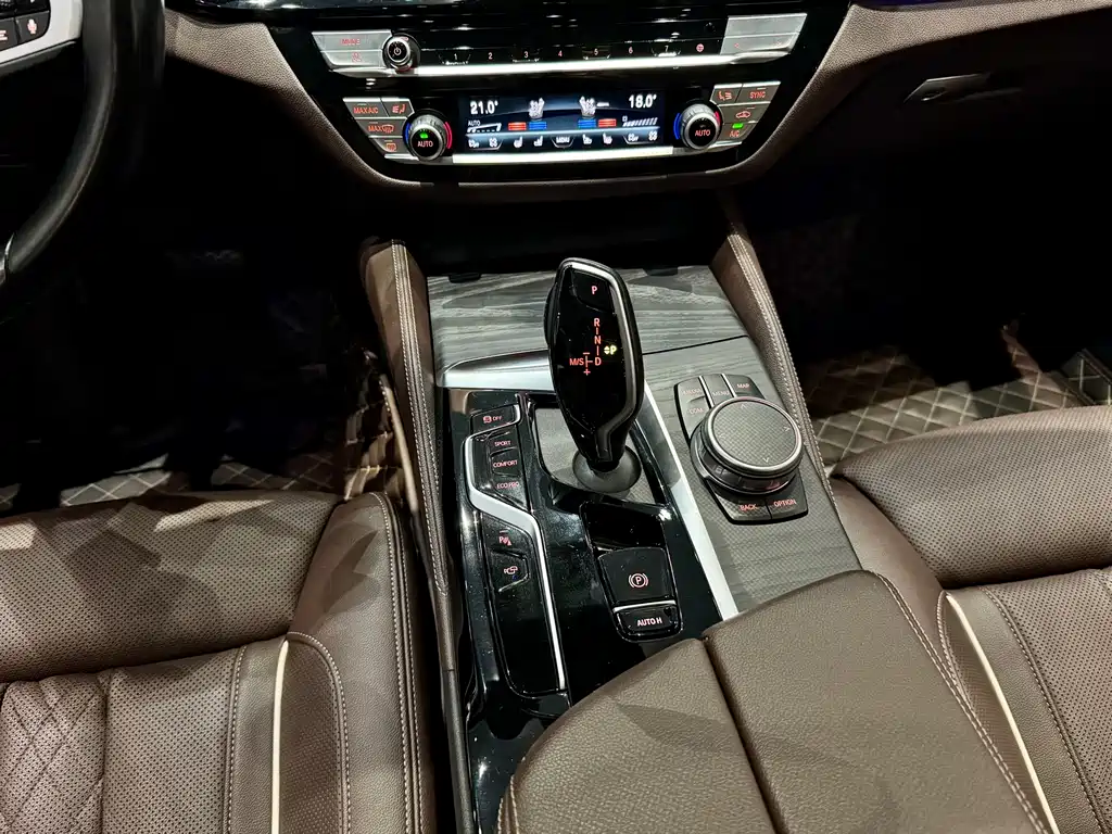 BMW 5 Series 2021 — фото 11