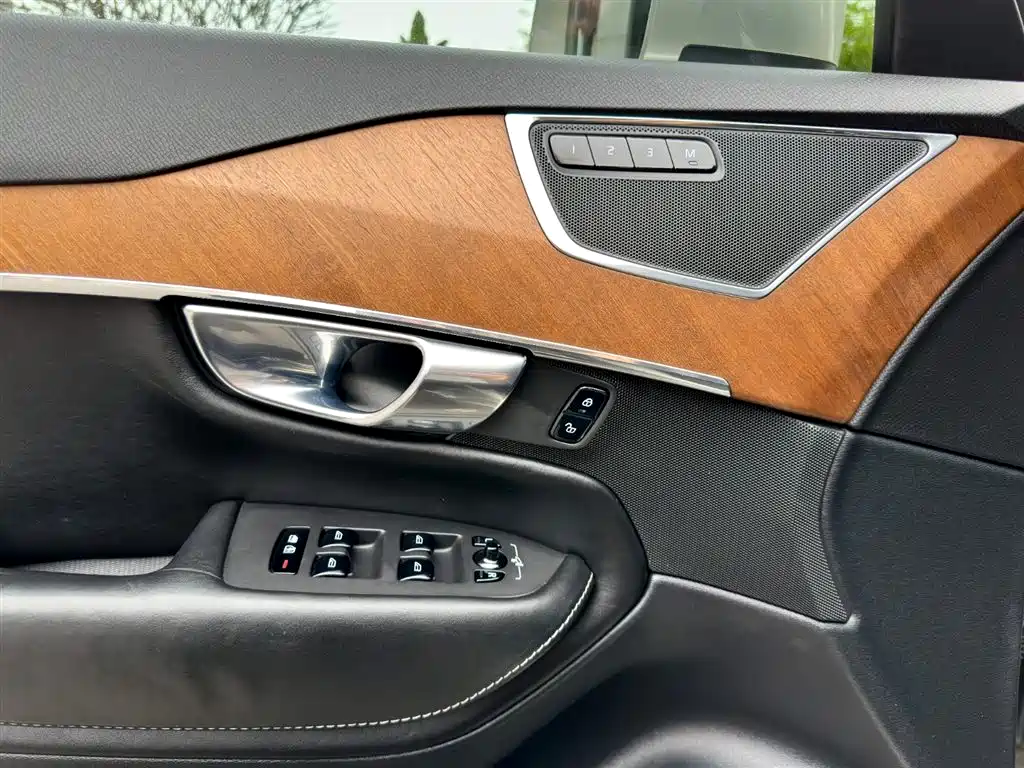 Volvo XC90 2018 — фото 20