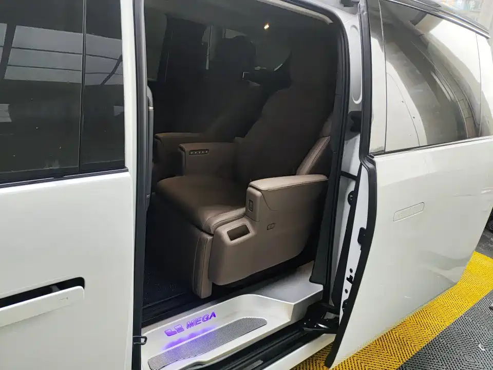 Li Auto Li MEGA 2025